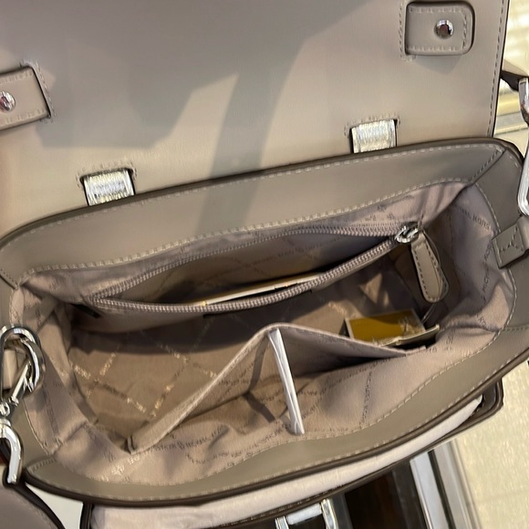 MICHAEL KORS
Manhattan Medium TH SCHOOL Crackled Metallic Leather SATCHEL
NWT - Picture 8 of 16